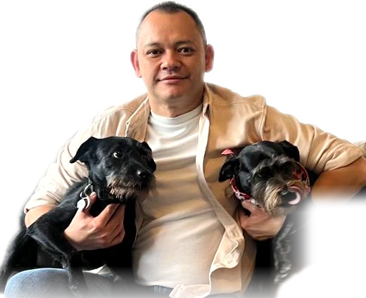 El Dr. Jorge Ricardo Sánchez Madrid, fundador de DOOG Company, con sus dos perros